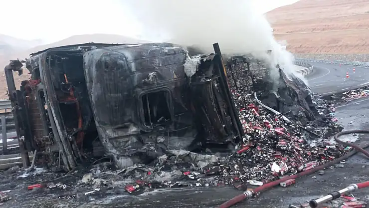 Rampada Devrilen Kamyon Alev Topuna Döndü 1 Ölü