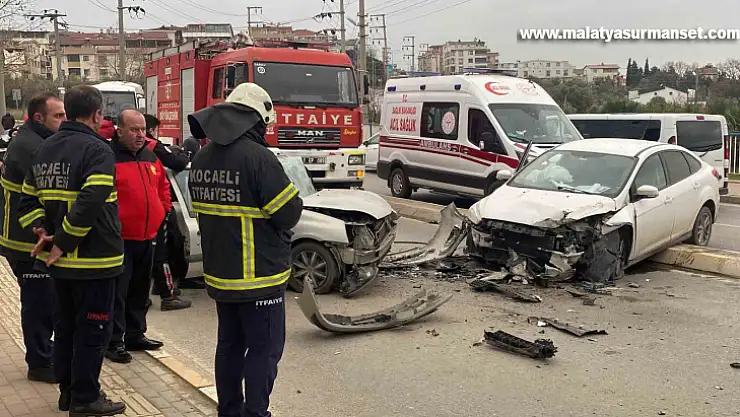 Refüjden atlayıp karşıdan gelen otomobille çarpıştı: 2 yaralı