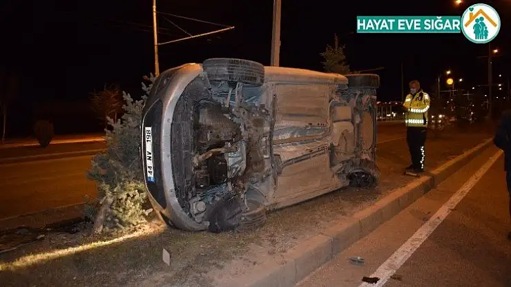 Refüje çarpan otomobil takla attı: 1 yaralı