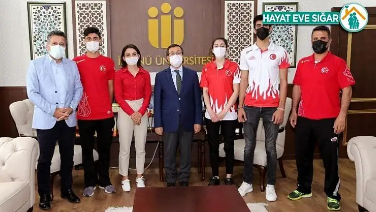 Rektör Kızılay'dan başarılı sporculara hediye