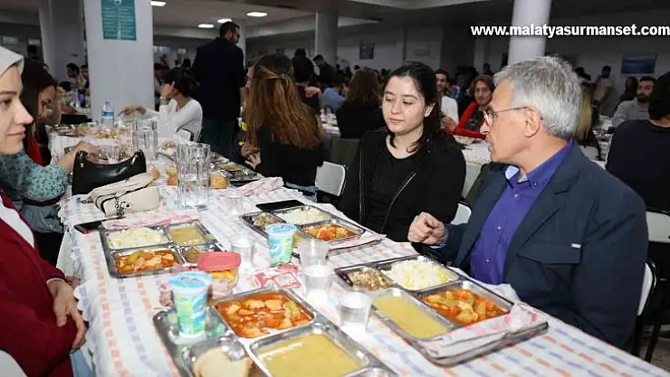 Rektör Özaydın ilk iftarını öğrencilerle birlikte yaptı