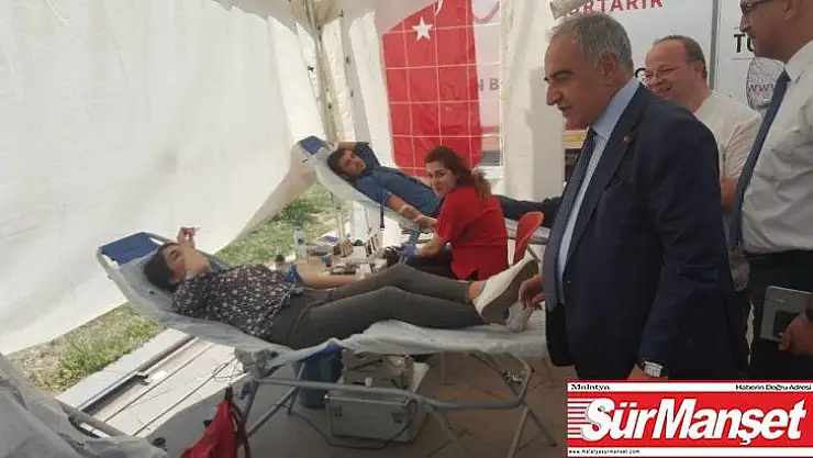 Rektör Turgut, Kızılay standını ziyaret etti