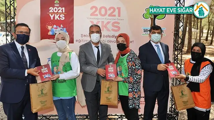 Rıdvan Fadıloğlu, öğrencilere YKS kitapçığı dağıttı