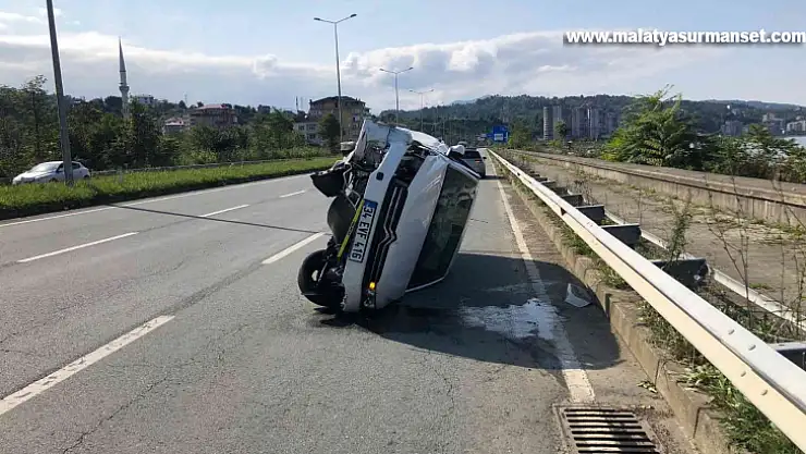 Rize'de park halindeki otomobile çarpıp takla attı: 2 yaralı