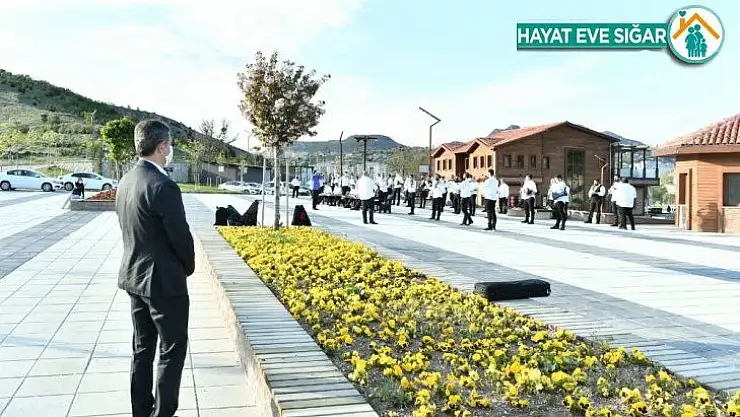 Roman sanatçılar anneler için çalıp söyledi
