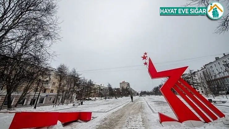 Rusya'da fırtınaya yakalananlar tabelalara sarıldı