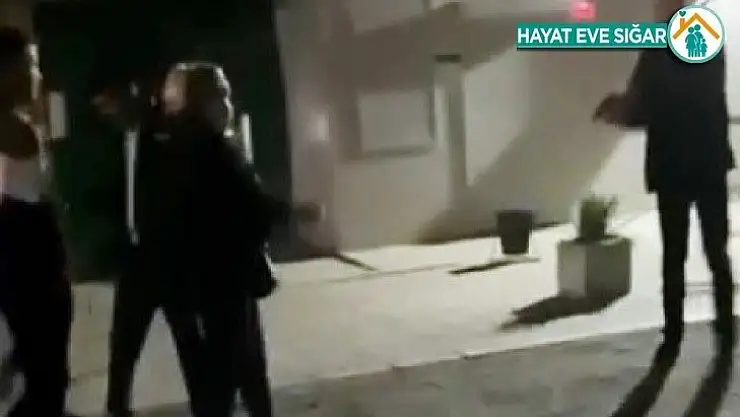 Rusya'da polis üzerine yürüyen genci bacaklarından vurdu