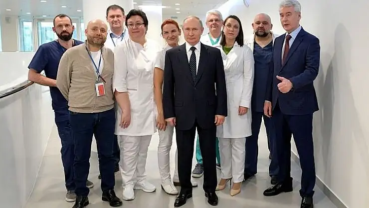 Rusya lideri Putin'den koruyucu tulum ve maskeyle hastaneye ziyaret