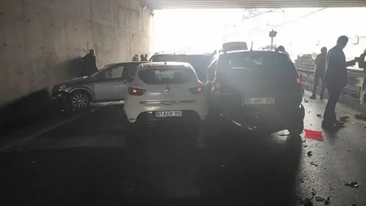 Sabah Saatlerinde Feci Kaza 25 Araç Çarpıştı 12 Yaralı