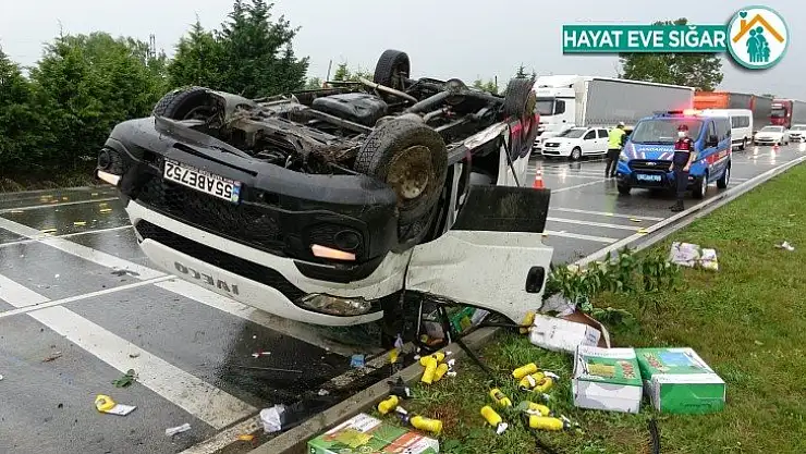 Sağanak yağıştan kayan minibüs takla attı: 2 yaralı