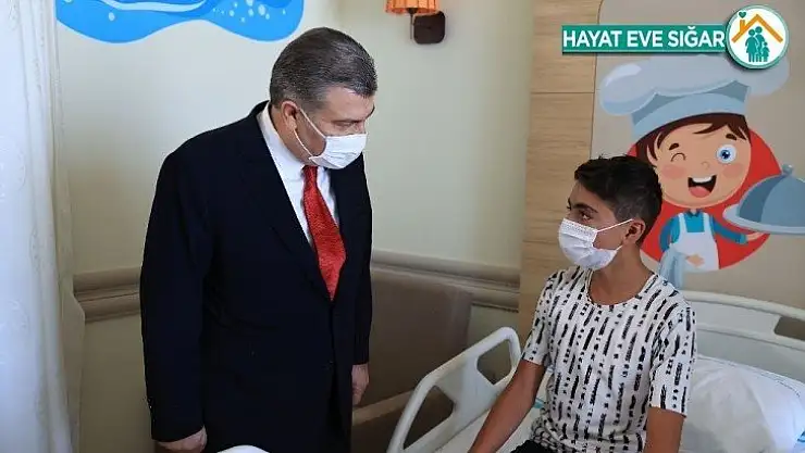 Sağlık Bakanı Koca, Erzurum Şehir Hastanesi Çocuk Servisi'ni ziyaret etti