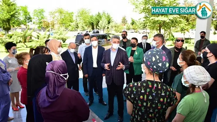 Sağlık çalışanlarına fedakarlık vurgusu