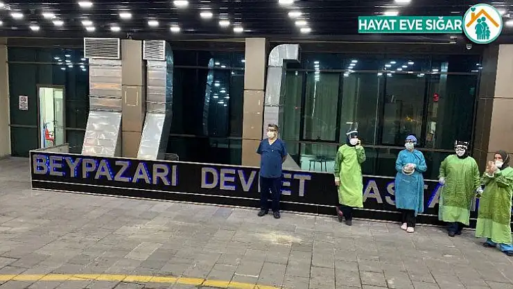Sağlık Çalışanlarına hastane önünde tasavvuf konseri