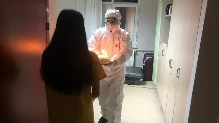 Sağlık personeli onu unutmadı, Çin'den tahliye edilen öğrenci doğum gününü karantina odasında kutladı