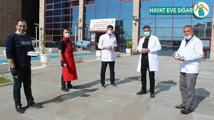 Sağlık personellerine yiyecek ikramı