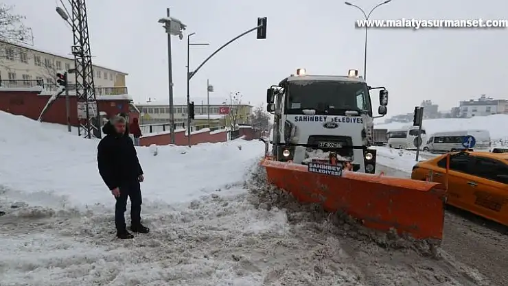 Şahinbey Belediyesi karla mücadelesini sürdürüyor