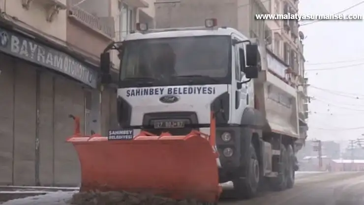 Şahinbey'de kardan kapanan yollara anında müdahale