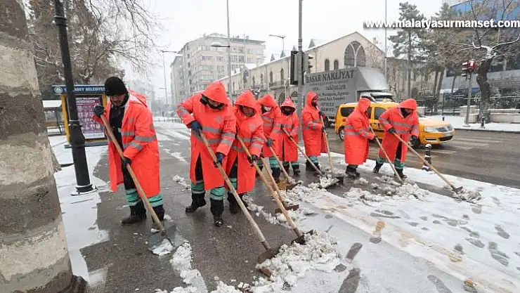Şahinbey'de karla mücadele sürüyor