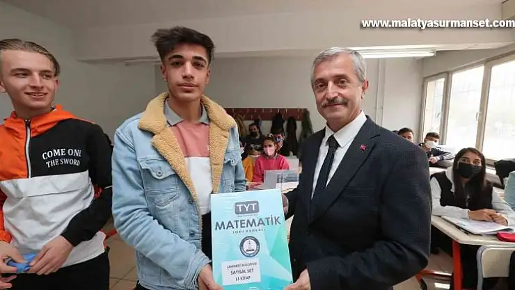 Şahinbey'de sınava hazırlanan öğrencilere eğitim seti
