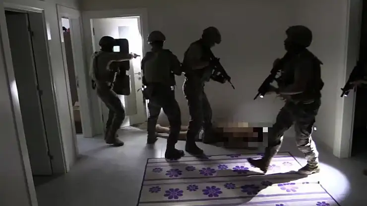 Sahte iş ilanıyla dolandırıcılık yaptıkları iddiasıyla 19 zanlı yakalandı