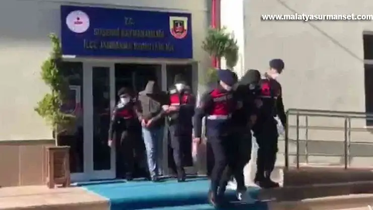 Sahte jandarmalar gerçek jandarmalara yakalandı