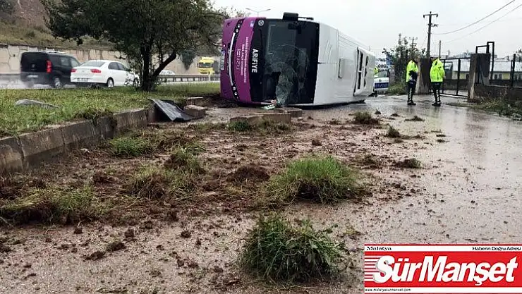 Sakarya'da yağışlı havada kontrolden çıkan otobüs kaza yaptı