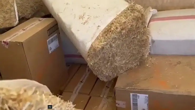 Saman balyaları arasında gizlenmiş kaçak serveti!