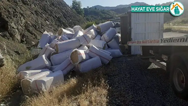 Saman yüklü kamyon devrildi