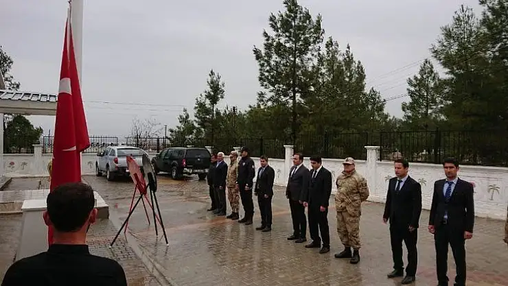 Samsat'ta 18 Mart şehitleri anma kapsamında çelenk sunumu gerçekleştirildi