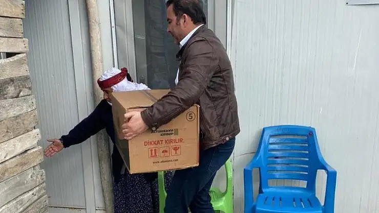 Samsat'ta depremzede vatandaşlara yardım paketleri dağıtıldı