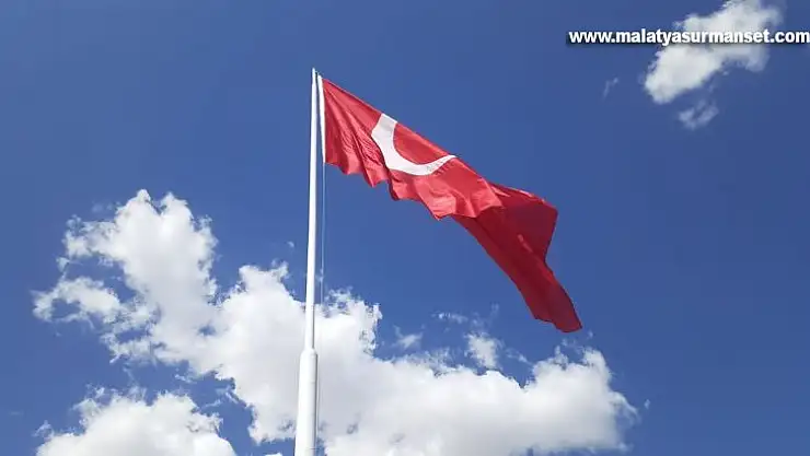 Samsat'ta dev Türk Bayrağı göndere çekildi