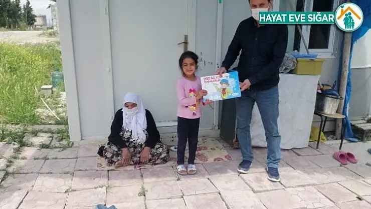 Samsat'ta evde kalan çocuklara kitap dağıtıldı