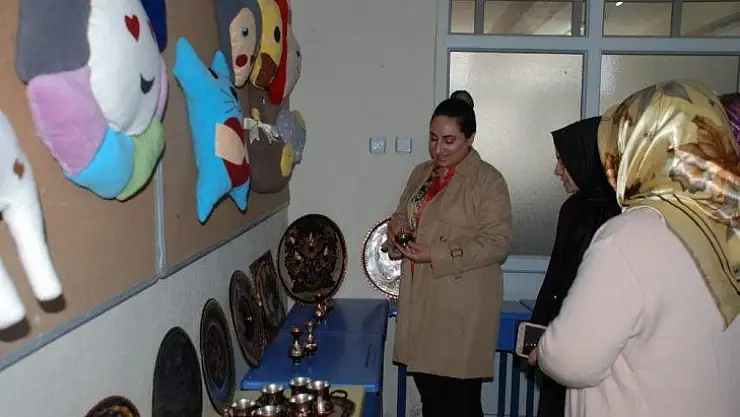 Samsat'ta kınalı eller bakıra şekil veriyor