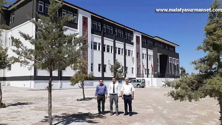 Samsat'ta öğrenciler konteyner sınıflarından kurtuldu