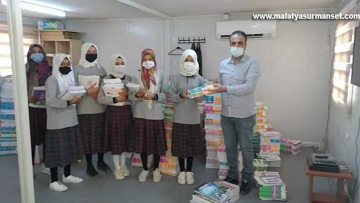 Samsatlı öğrencilere kitap dağıtıldı