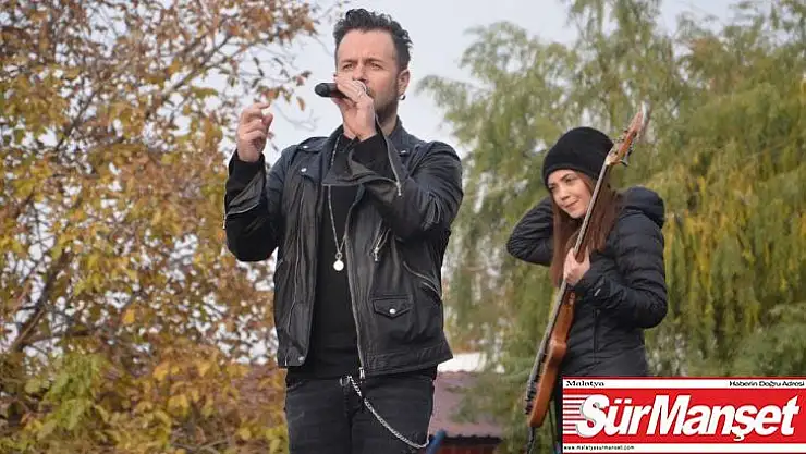 Sanatçı Emre Aydın hayranlarıyla buluştu