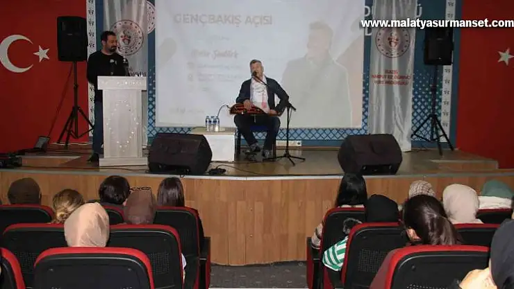 Sanatçı Metin Şentürk, üniversite öğrencilerini hem eğlendirdi hem de hayat tecrübelerini paylaştı