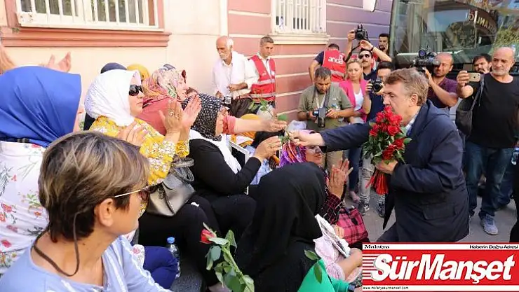 Sanatçılardan oturma eylemi yapan ailelere destek