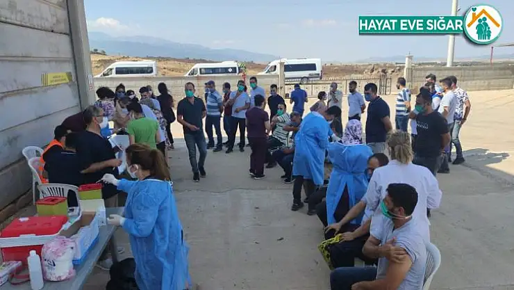 Sanayi şehri Gaziantep'te sanayi çalışanları aşılanıyor