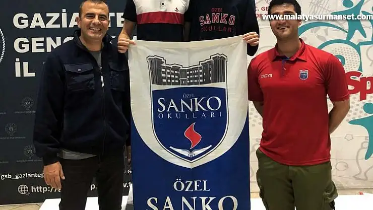 SANKO Okulları yüzücüleri bölge birincisi ve üçüncüsü oldu