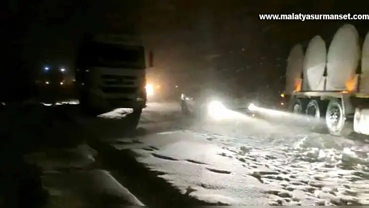 Şanlıurfa-Adıyaman karayolu ulaşımına kar engeli: Onlarca araç mahsur kaldı