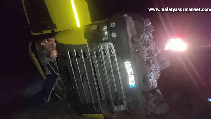 Şarampole devrilen tırın sürücüsü yaralandı