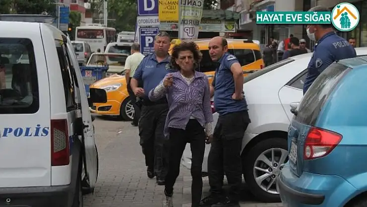 Sarhoş kadın taksiciye bıçak çekip aynalarını kırdı