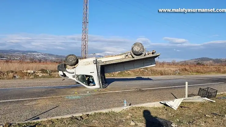 Sarıgöl'de kamyonet takla attı: 2 yaralı