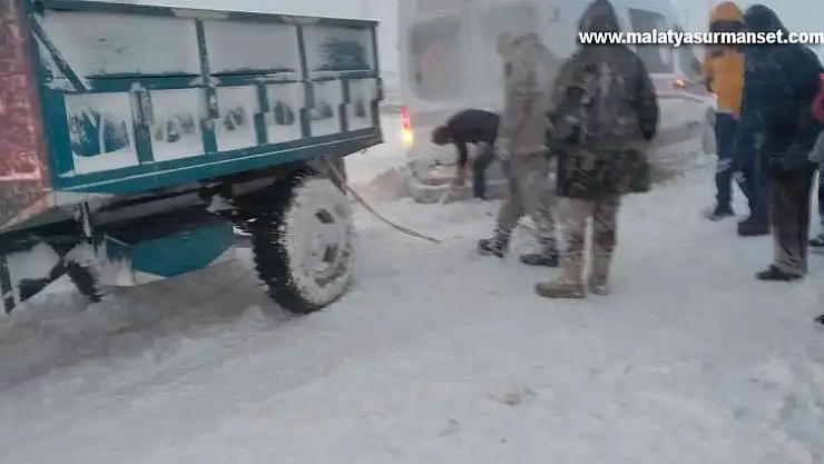 Sason'dan Batman'a hasta taşıyan ambulans yolda kaldı, jandarma ve köylüler seferber oldu