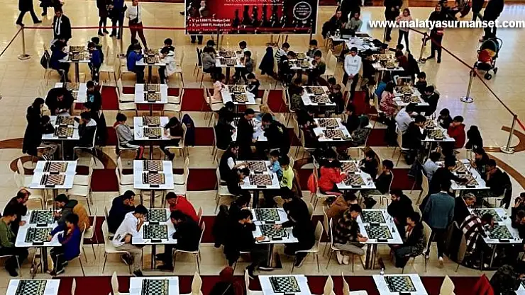 Satranç turnuva şampiyonları yarışıyor