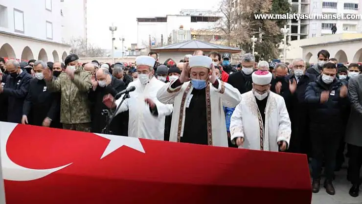 Şehidin cenaze namazını imam ağabeyi kıldırdı
