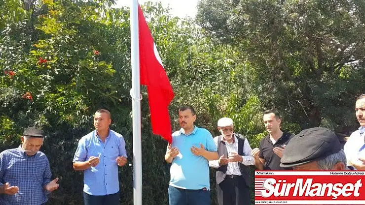 Şehidin evinin önüne törenle bayrak dikildi