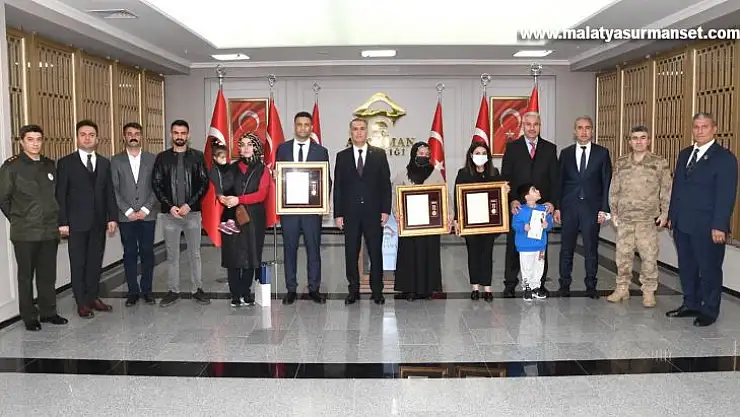 Şehit aileleri ve gazilere devlet övünç madalyası