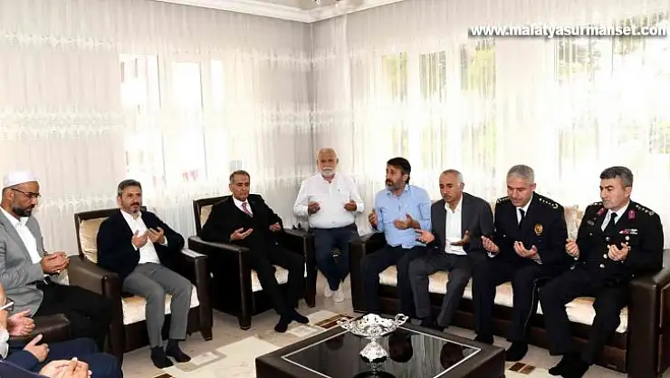 Şehit ailelerini evinde ziyaret etti